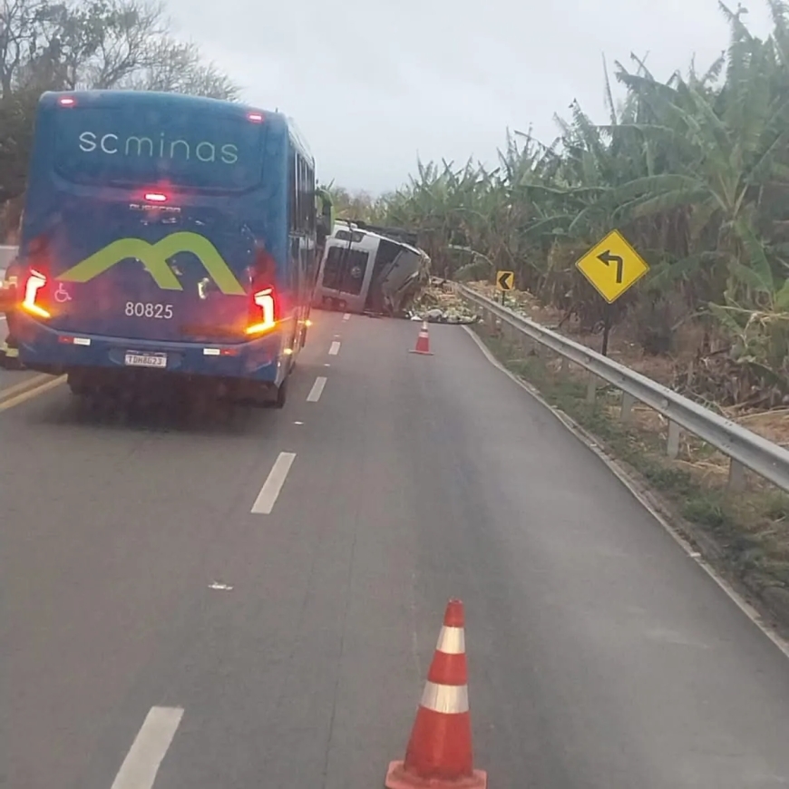 Caminhão tomba na rodovia MGC-491, próximo a Monte Belo,  e causa interdição parcial da via
