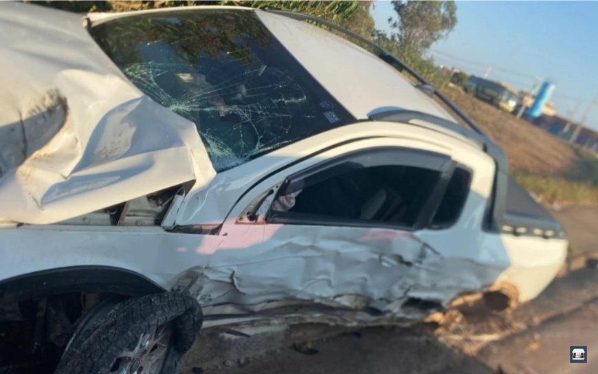 Motorista perde o controle da direção e bate caminhonete em duas árvores e um poste em Bom Jesus da Penha