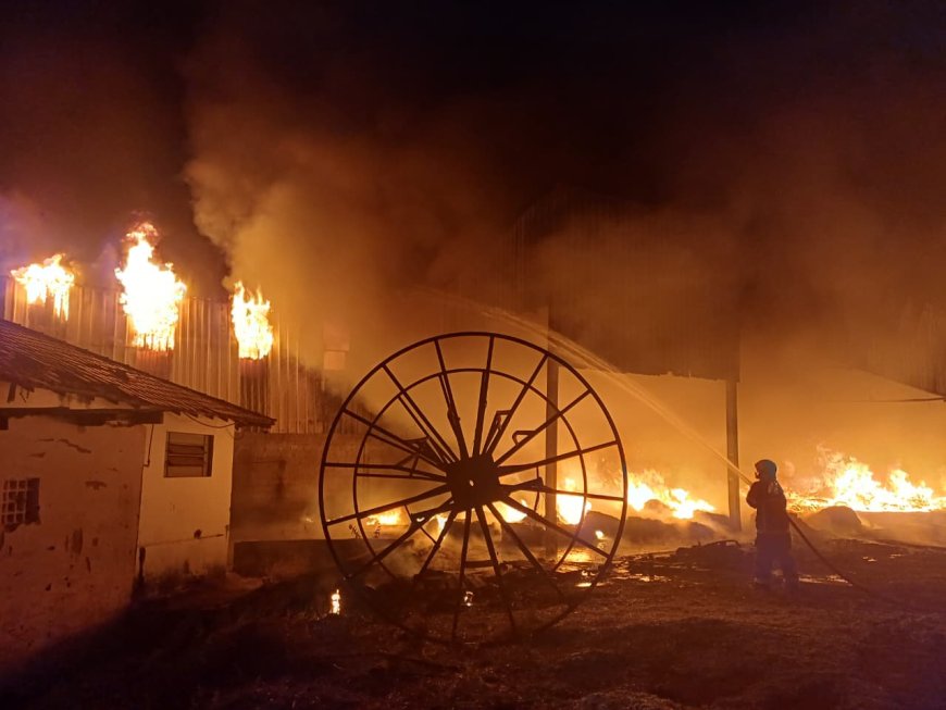 Bombeiros atendem ocorrência de incêndio em galpão desativado no trevo de acesso a Jacuí