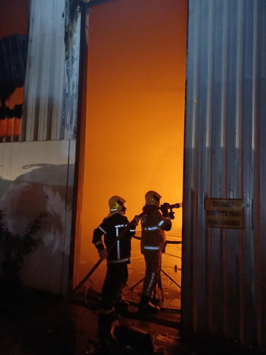 Bombeiros atendem ocorrência de incêndio em galpão desativado no trevo de acesso a Jacuí