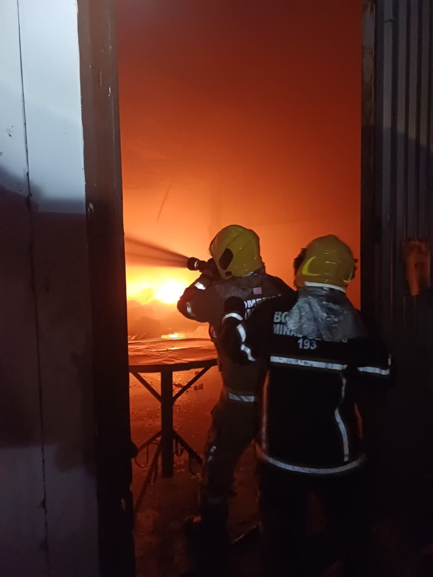 Bombeiros atendem ocorrência de incêndio em galpão desativado no trevo de acesso a Jacuí