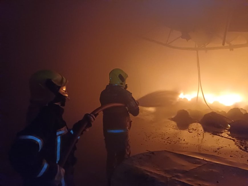 Bombeiros atendem ocorrência de incêndio em galpão desativado no trevo de acesso a Jacuí