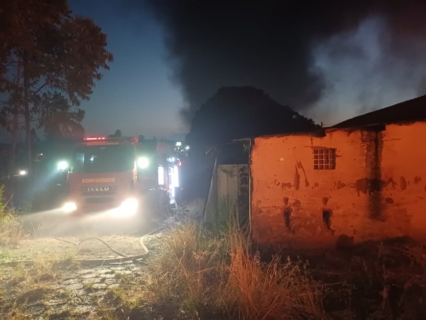 Bombeiros atendem ocorrência de incêndio em galpão desativado no trevo de acesso a Jacuí