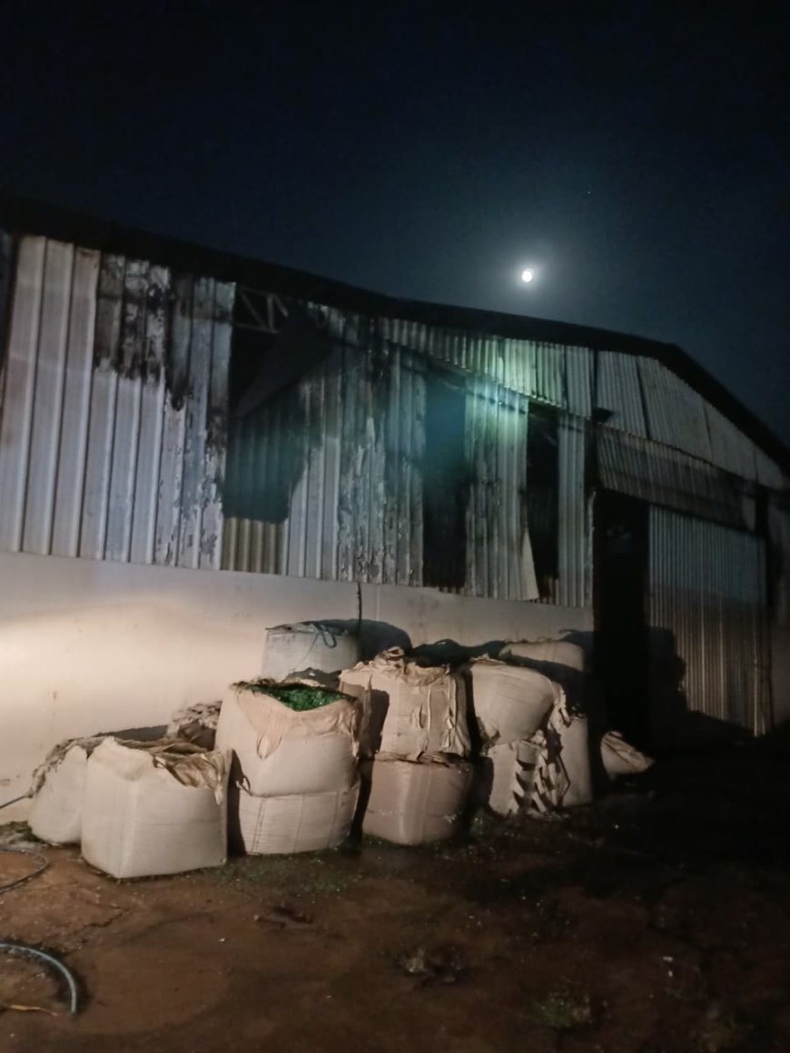 Bombeiros atendem ocorrência de incêndio em galpão desativado no trevo de acesso a Jacuí