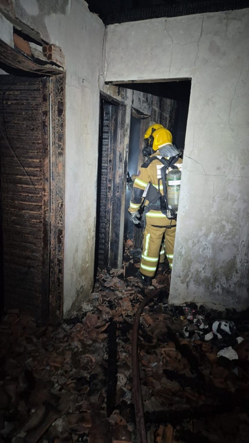Residência de casal de idosos é destruída por incêndio