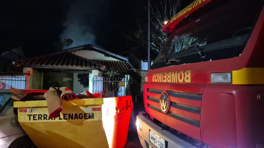 Residência de casal de idosos é destruída por incêndio