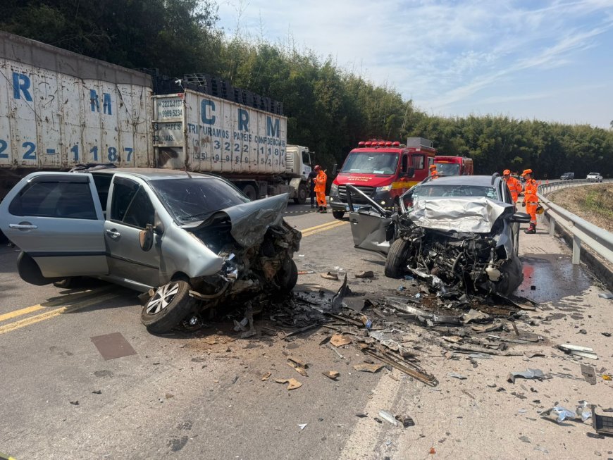 Colisão frontal entre dois veículos mobiliza equipes de resgate na MG-491