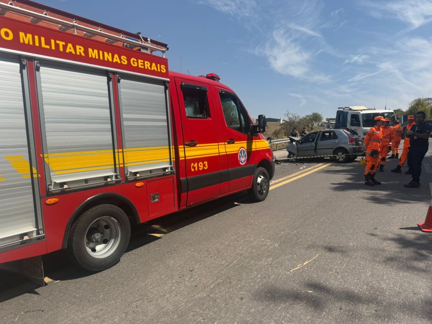 Colisão frontal entre dois veículos mobiliza equipes de resgate na MG-491