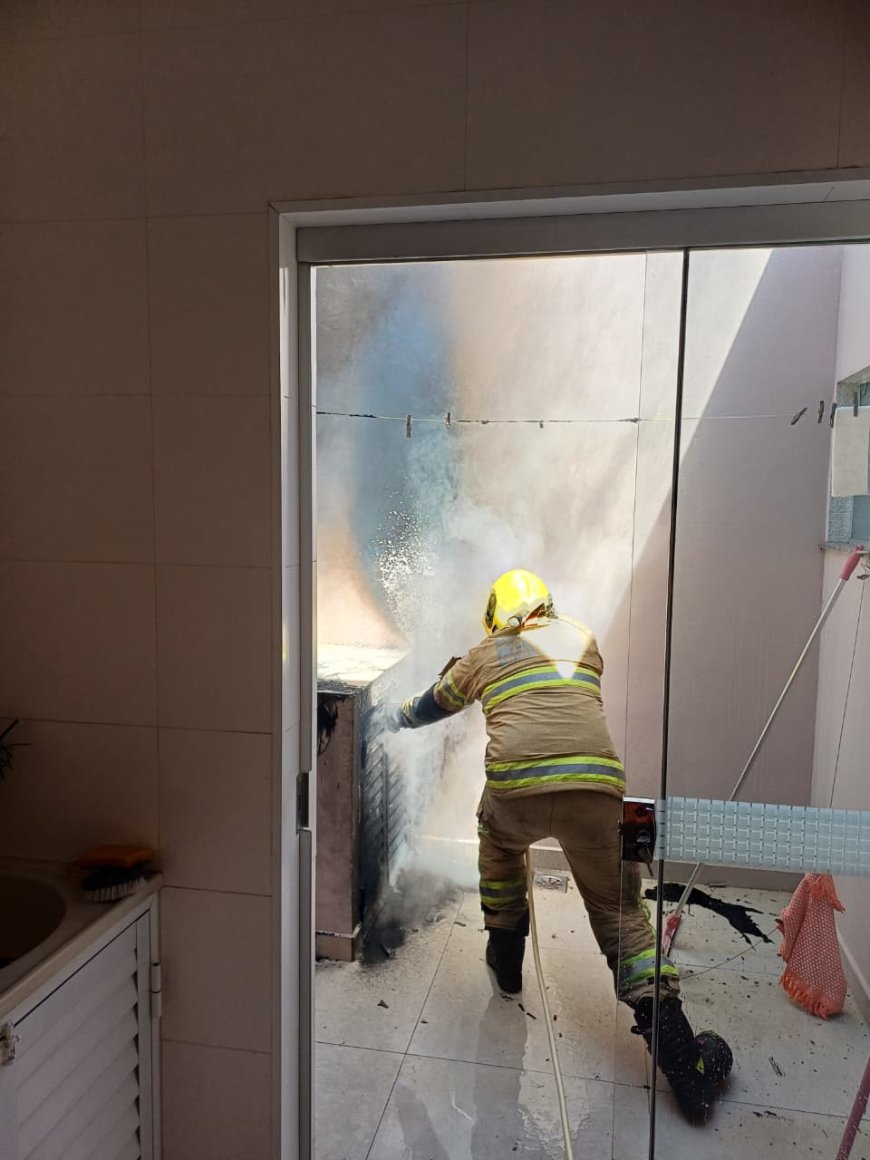 Bombeiros controlam princípio de incêndio em residência com risco de explosão de botijões de gás em Paraíso