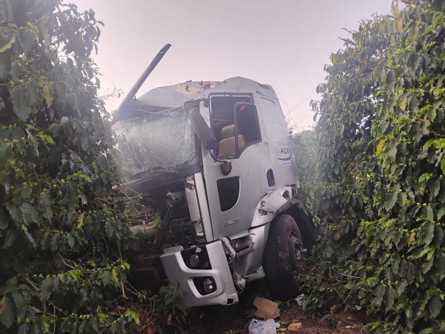 Homem de 39 anos perde o controle do veículo, que capota em estrada rural de Nova Resende