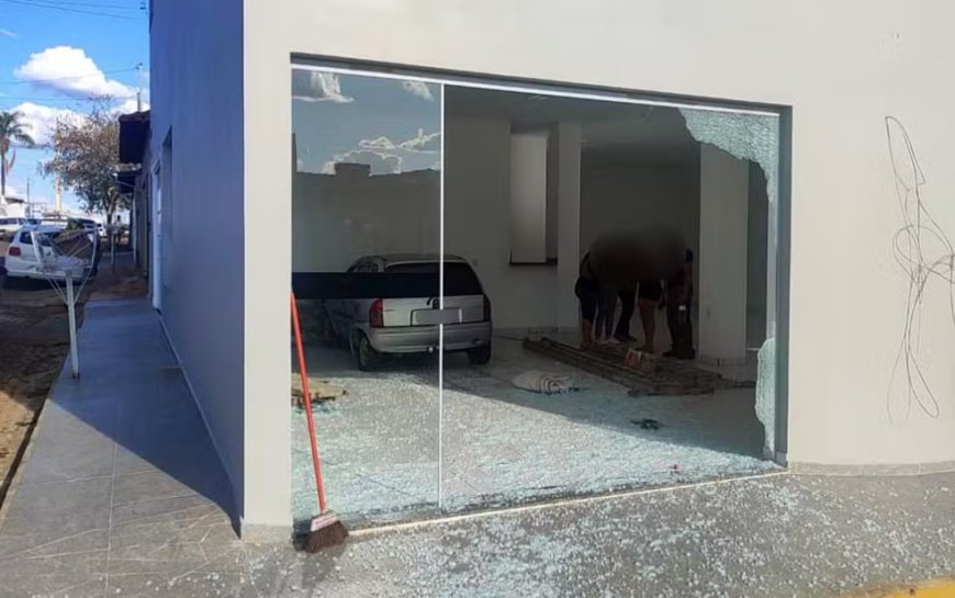 Carro invade ponto comercial após batida em cruzamento em Monte Belo