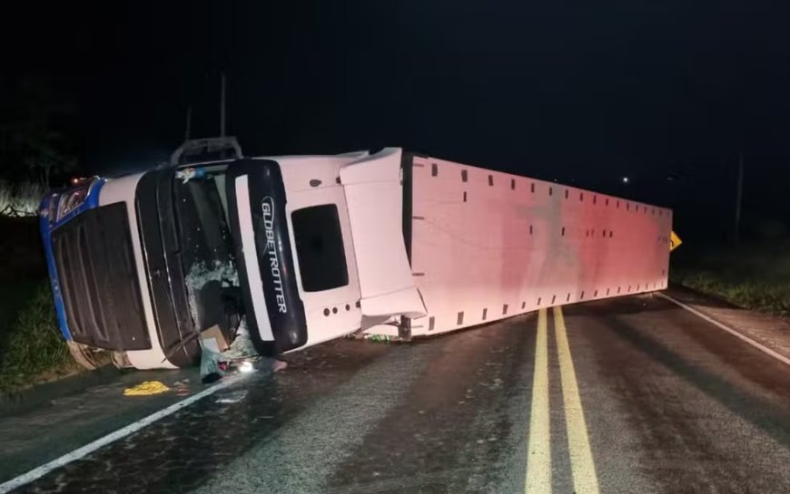 Caminhão tomba na MG-050 ao tentar desviar de animal e carga de cerveja se espalha pela rodovia
