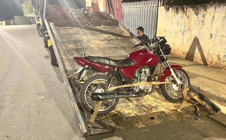 Adolescente empina moto na frente de viatura da PM e acaba preso pelos policiais em Conceição da Aparecida