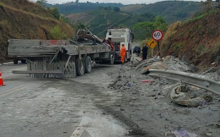 Caminhão carregado com cimento tomba na BR-146, conhecida como "Serra de São Pedro", deixando uma pessoa morta