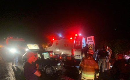 Colisão frontal entre veículos deixa motorista preso às ferragens em Botelhos