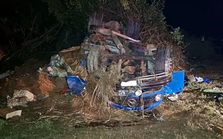 Caminhão carregado com batatas capota na BR-146 e vítimas ficam presas às ferragens por quase uma hora até conseguir socorro