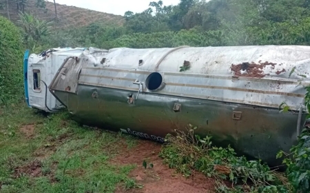 Caminhão-tanque que transportava água perde o controle durante descida e tomba em Petúnia, distrito de Nova Resende