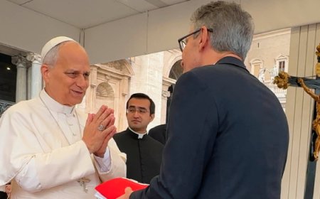 No Vaticano, Papa Leão XIV abençoa povo de Minas Gerais ao receber obras de artesãs do estado das mãos do governador