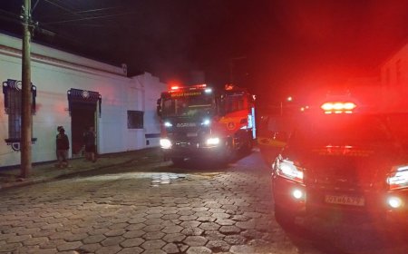 Telhado de fábrica de macarrão desaba durante incêndio em Guaranésia