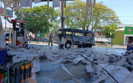 Kombi incendeia-se dentro de posto de combustíveis e mobiliza Bombeiros