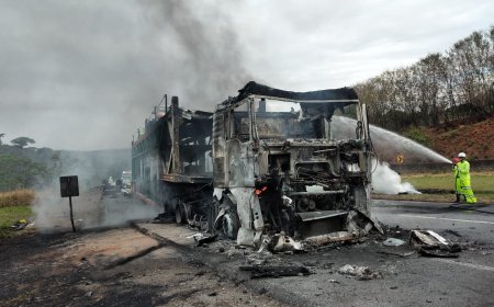 Incêndio em carreta cegonha é combatido pelos bombeiros na BR-381