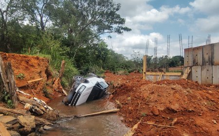 Condutor perde o controle do veículo e cai em ribanceira no Sul de Minas
