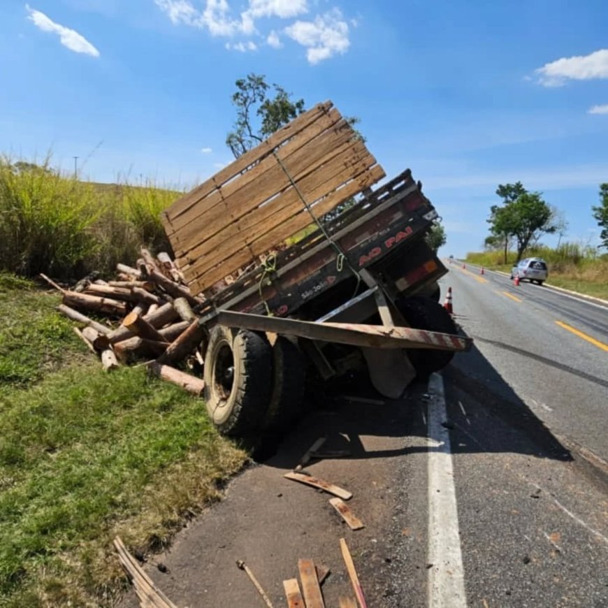 Condutora morre ao invadir a contramão e bater de frente com caminhão na MG-050