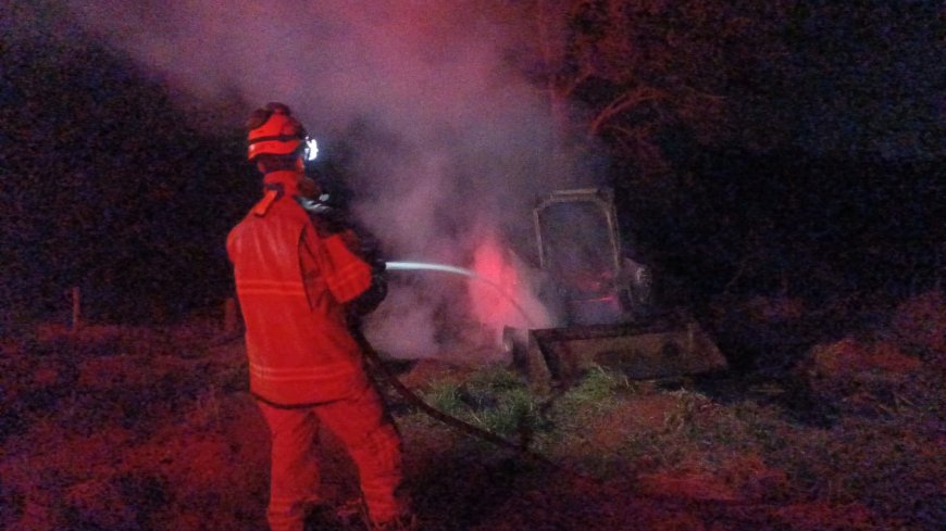 Incêndio em máquina agrícola é combatido por Bombeiros no Sul de Minas