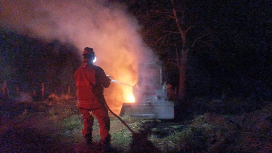 Incêndio em máquina agrícola é combatido por Bombeiros no Sul de Minas