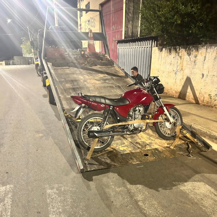 Adolescente empina moto na frente de viatura da PM e acaba preso pelos policiais em Conceição da Aparecida