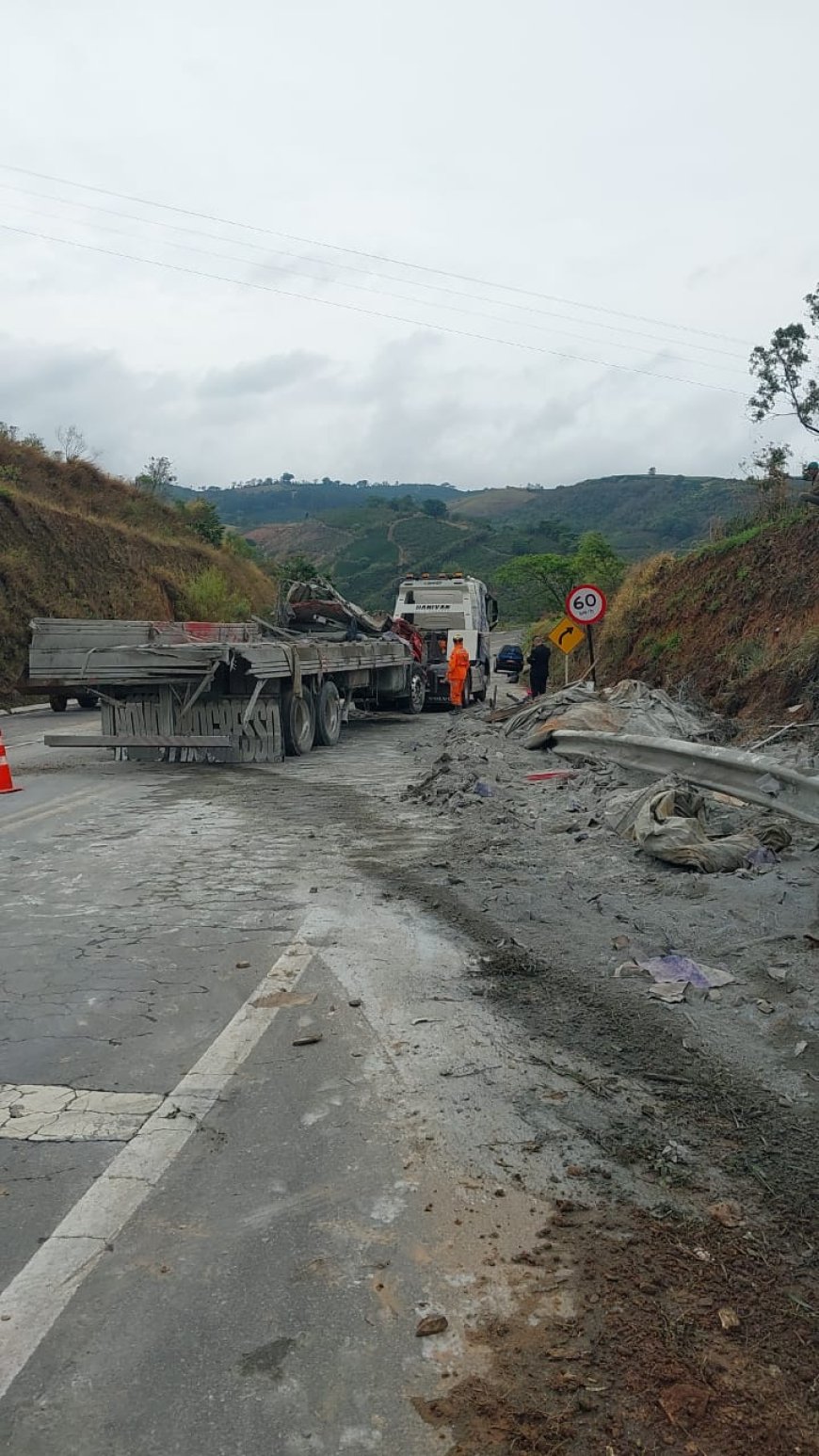 Caminhão carregado com cimento tomba na BR-146, conhecida como "Serra de São Pedro", deixando uma pessoa morta