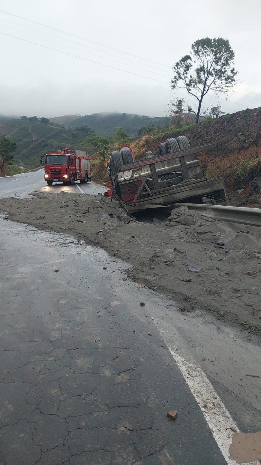 Caminhão carregado com cimento tomba na BR-146, conhecida como "Serra de São Pedro", deixando uma pessoa morta
