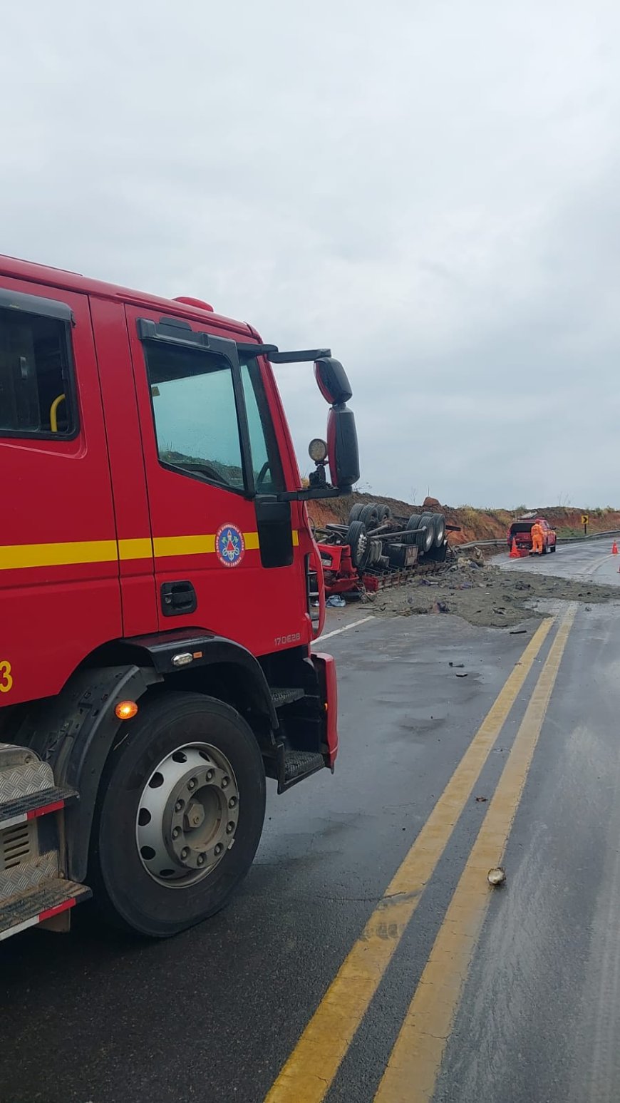 Caminhão carregado com cimento tomba na BR-146, conhecida como "Serra de São Pedro", deixando uma pessoa morta