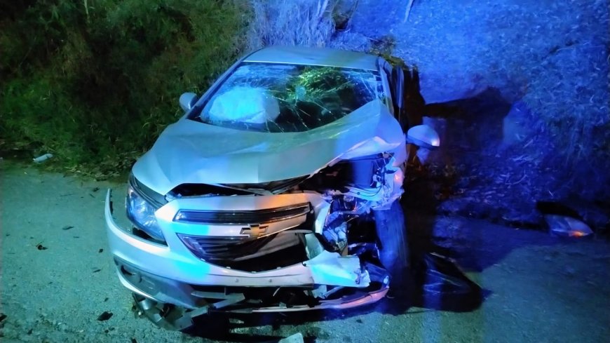 Idosa morre e seis ficam feridos em colisão de veículos na MG-179