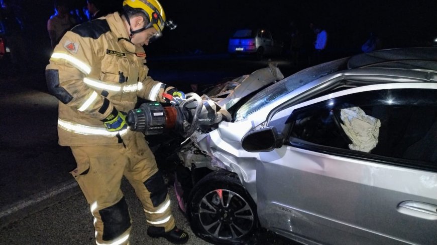 Idosa morre e seis ficam feridos em colisão de veículos na MG-179