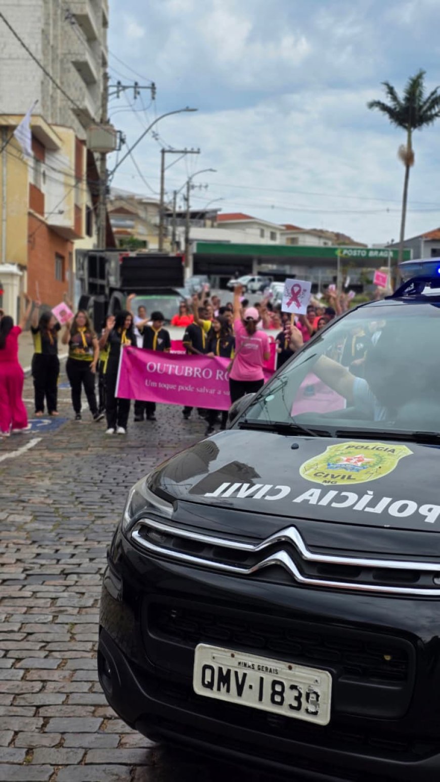 Polícia Civil participa da Caminhada Rosa em apoio à prevenção do câncer de mama em Guaxupé