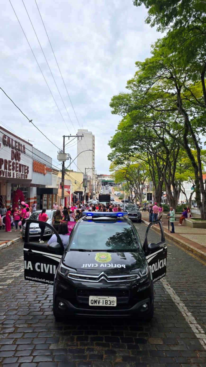 Polícia Civil participa da Caminhada Rosa em apoio à prevenção do câncer de mama em Guaxupé