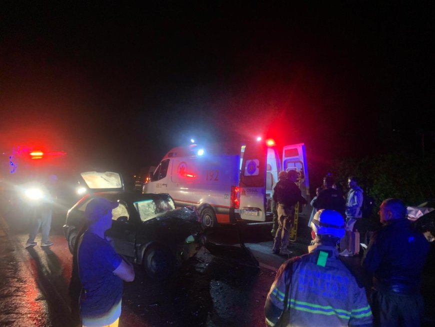 Colisão frontal entre veículos deixa motorista preso às ferragens em Botelhos