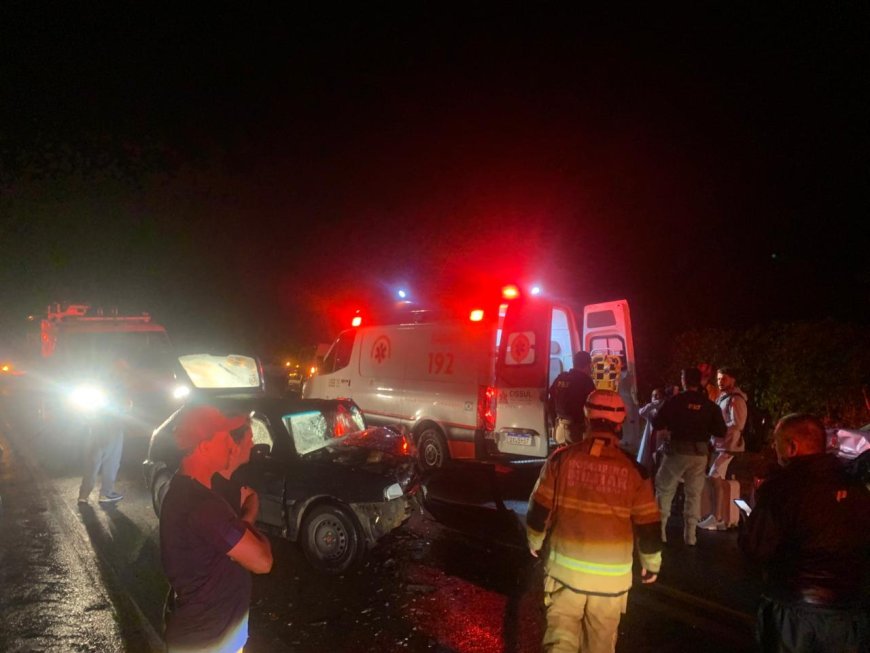 Colisão frontal entre veículos deixa motorista preso às ferragens em Botelhos