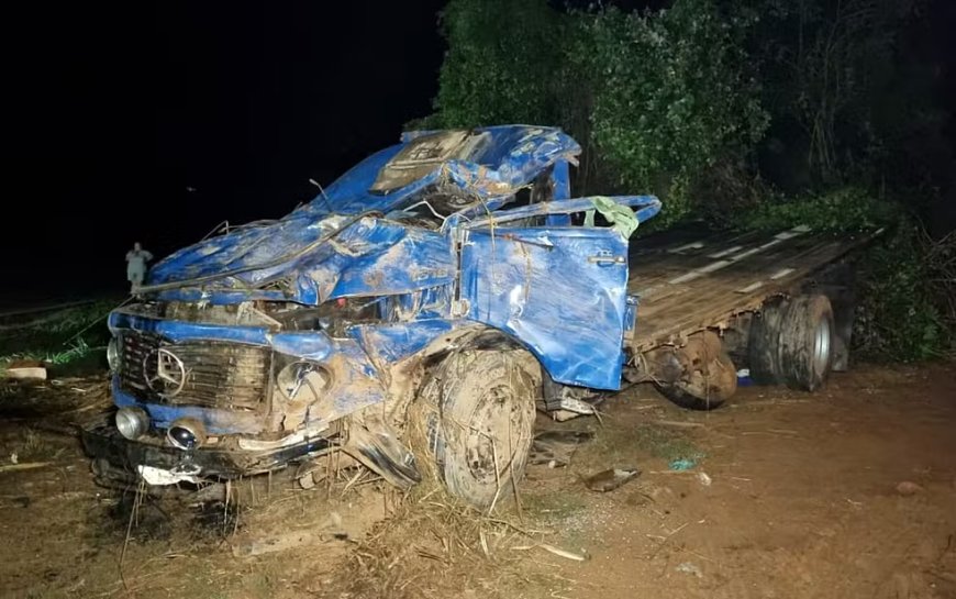 Caminhão carregado com batatas capota na BR-146 e vítimas ficam presas às ferragens por quase uma hora até conseguir socorro