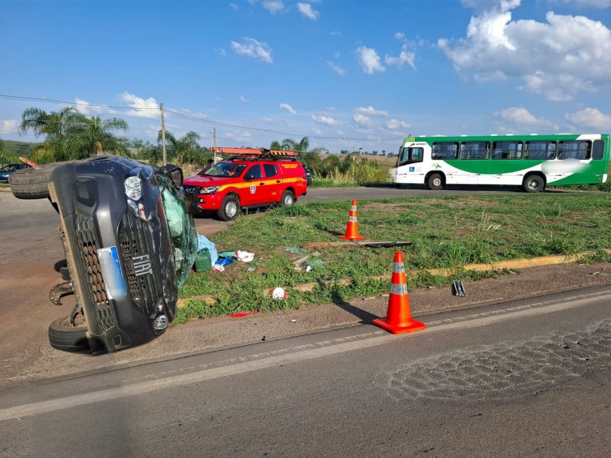 Colisão entre ônibus e carro deixa crianças feridas na MG-179, próximo à Unifenas