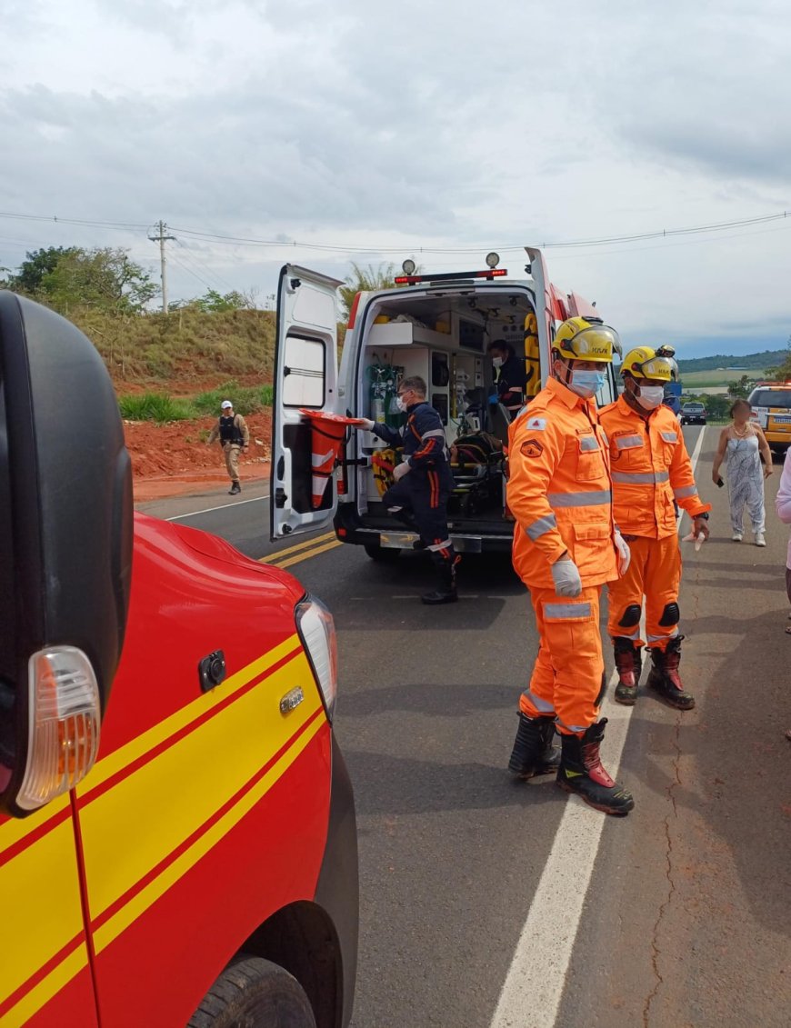 Manobra irregular de veículo pode ter causado acidente na MGC-491 que deixou três pessoas feridas