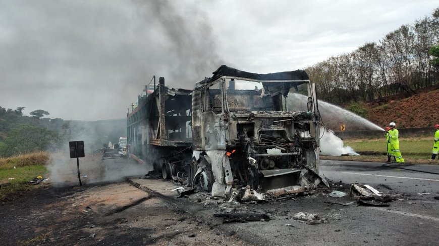 Incêndio em carreta cegonha é combatido pelos bombeiros na BR-381