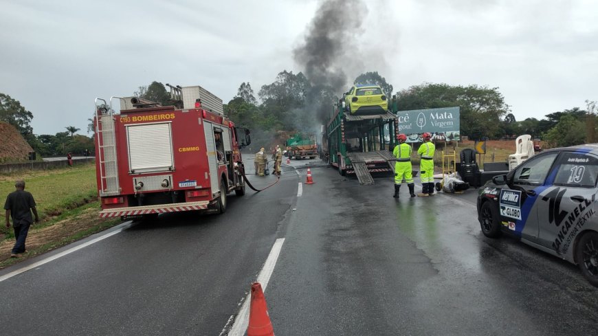 Incêndio em carreta cegonha é combatido pelos bombeiros na BR-381