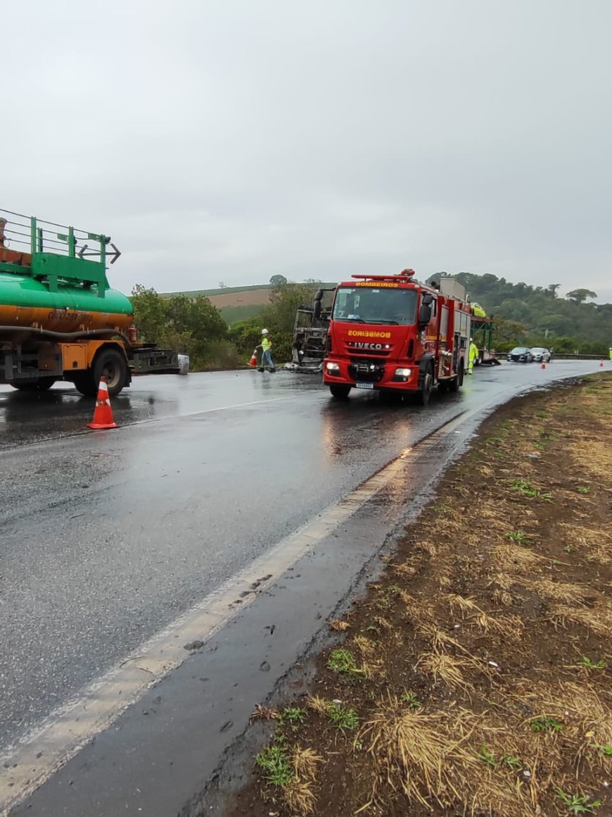 Incêndio em carreta cegonha é combatido pelos bombeiros na BR-381