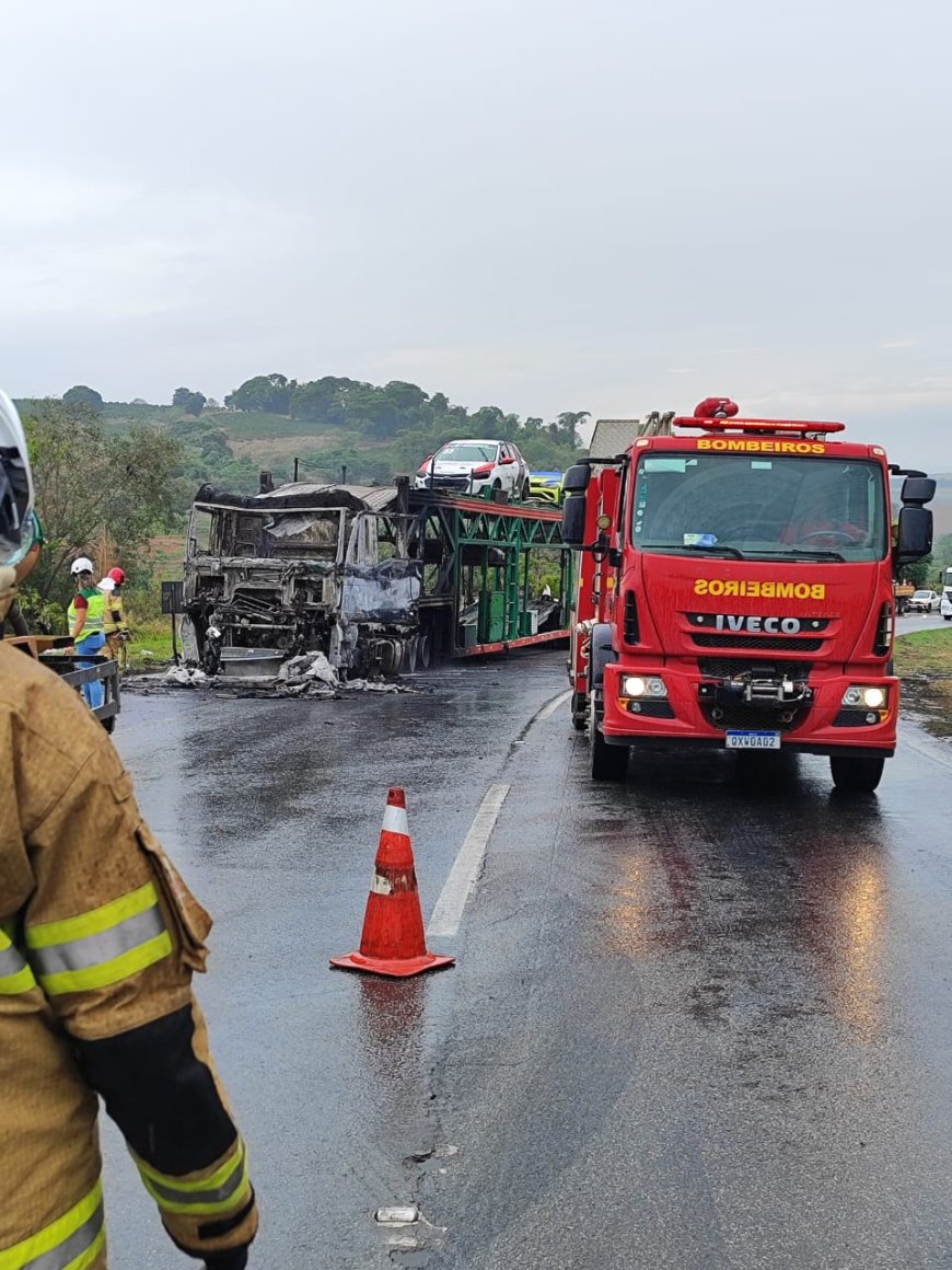 Incêndio em carreta cegonha é combatido pelos bombeiros na BR-381
