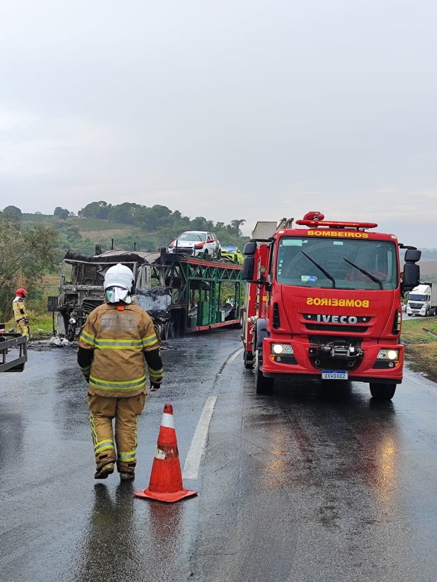 Incêndio em carreta cegonha é combatido pelos bombeiros na BR-381