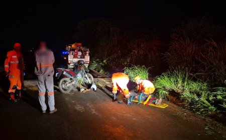 Condutor perde o controle da motocicleta e veículo cai em matagal às margens da MGC-491, deixando duas pessoas feridas