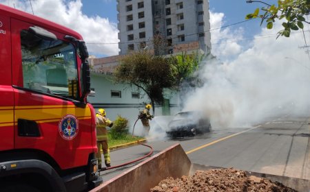 Veículo em chamas mobiliza o Corpo de Bombeiros no Sul de Minas