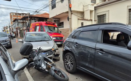 Motociclista grávida fica ferida em acidente envolvendo três veículos no centro de Alfenas